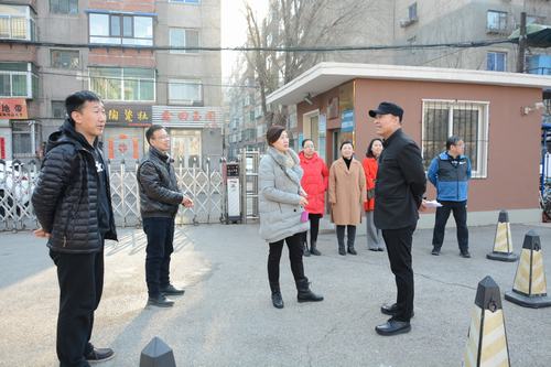 图为张曦皑书记听取党支部书记洪葵的工作汇报 图为张曦皑书记听取党支部书记洪葵的工作汇报