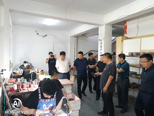 图为在紫砂培训基地调研