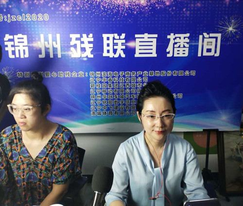 图为市残联副理事长冯俐主持助残带货直播